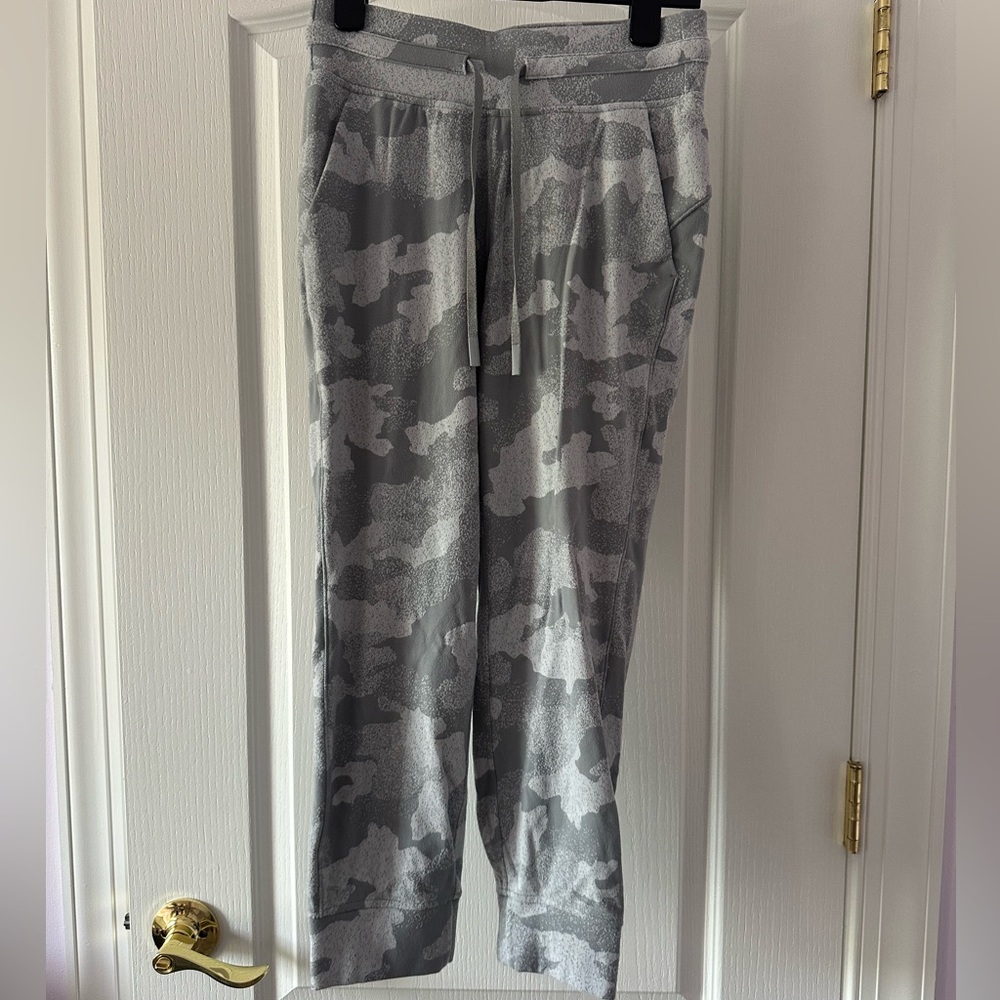 Lululemon capri joggers